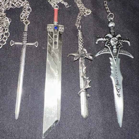 Bundle lot 4 Final Fantasy World of Warcraft sword necklaces & keychain - Picture 3 of 4